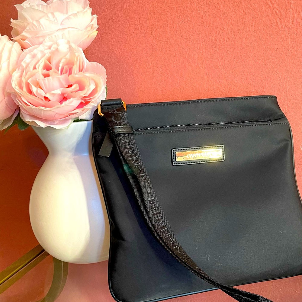 CALVIN🍌 Flat Crossbody